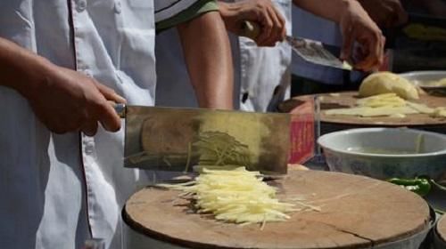 炒土豆丝前,别再用水冲洗了,这么做,土豆丝“响脆”还不粘锅