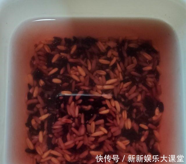 炖黑米粥，糯糯QQ，口感超好