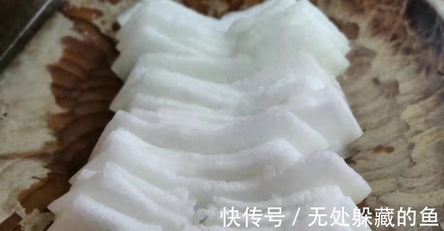 香菇|秋季,我常给孩子做它吃,锅中一蒸淋上料汁,便宜鲜美,简单好吃!