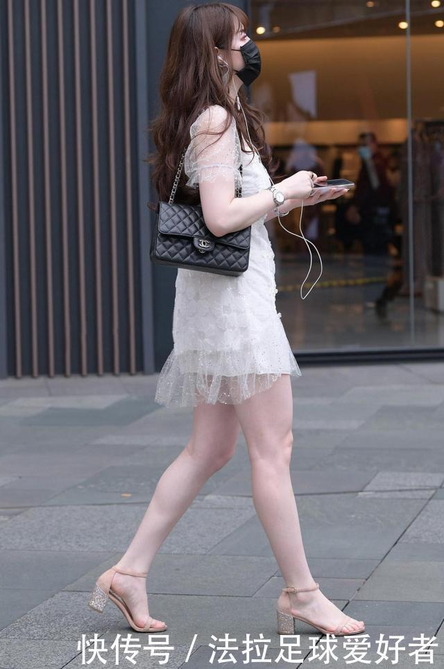 肤白貌美的小姐姐,穿白色连衣裙搭配高跟凉鞋,更显成熟美
