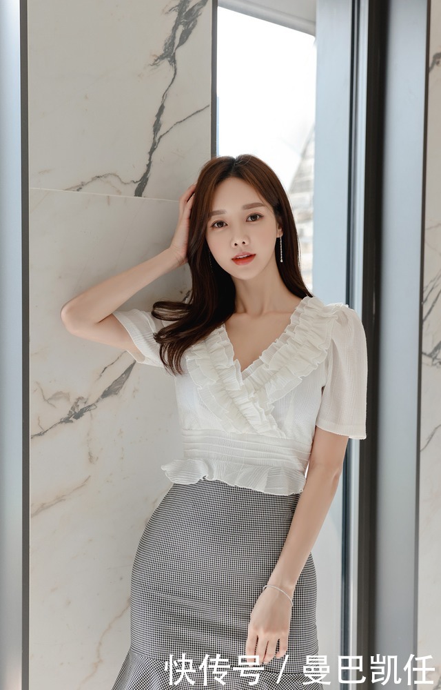 爱尔兰|孙允珠时尚穿搭美图:爱尔兰雪莉曼妙交叉雪纺洋裙