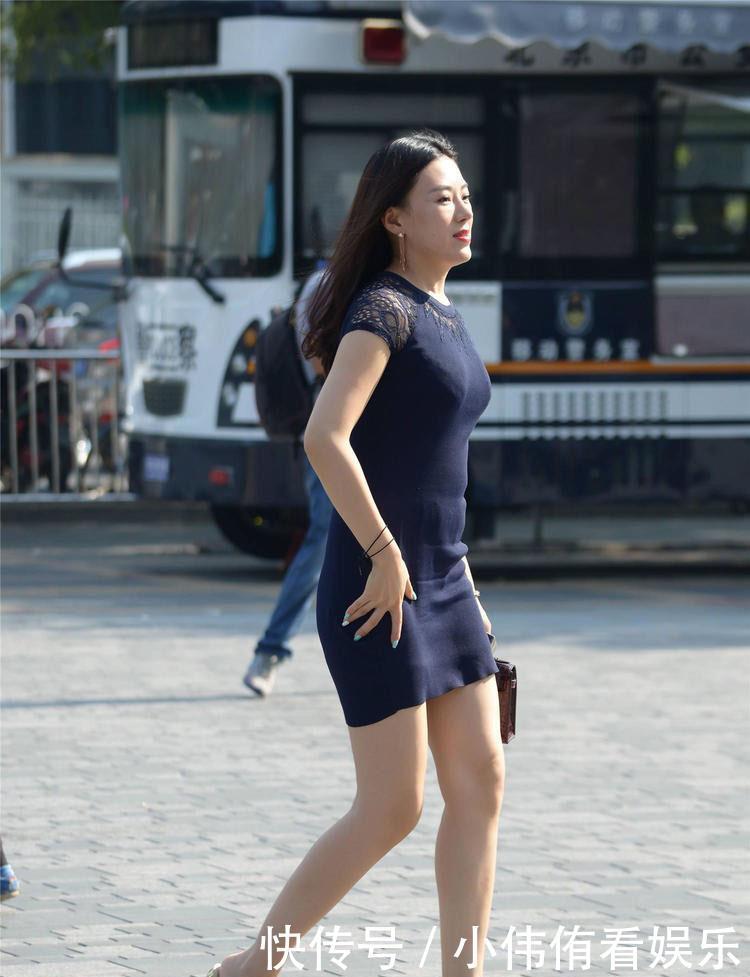 40岁的美丽阿姨,脚底踩一双“小船”,老公担心她歪倒