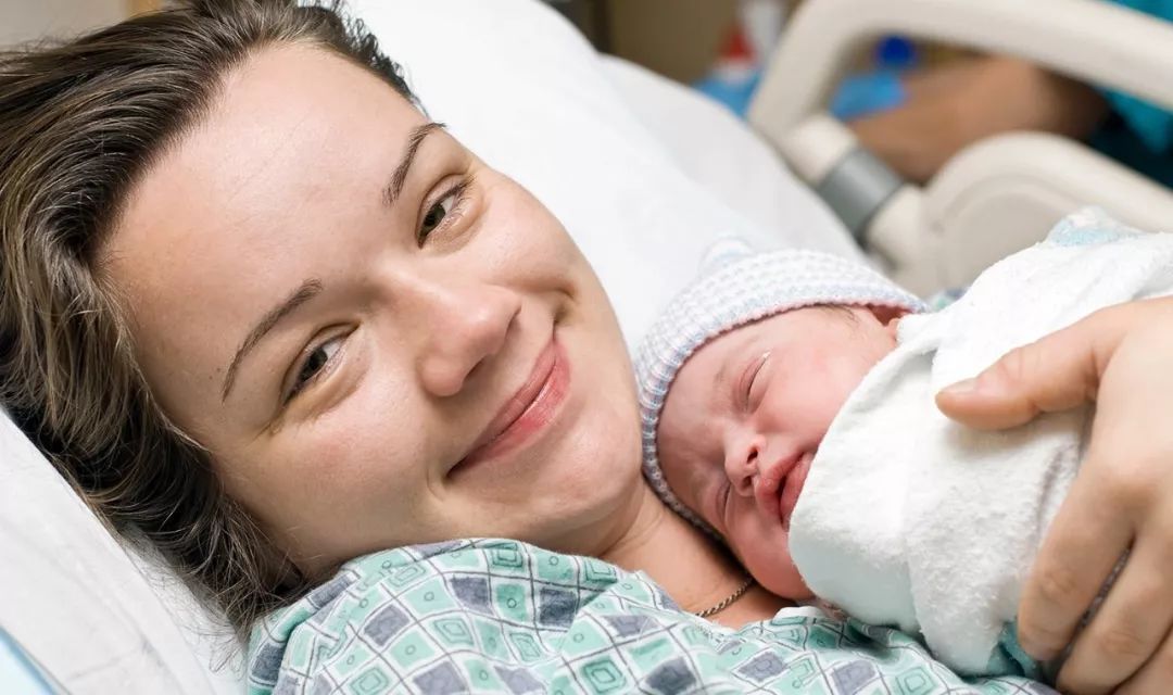 手机|宝妈月子期间玩手机,这五大危害你都知道吗可能会影响终生