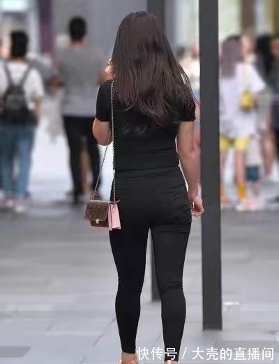 女人味 黑色T恤搭配黑色牛仔裤,时髦大气显身材很有女人味