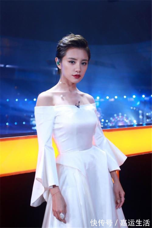 张国立硬是60分钟没转头!只因女主持现场失误,少穿了一件衣服