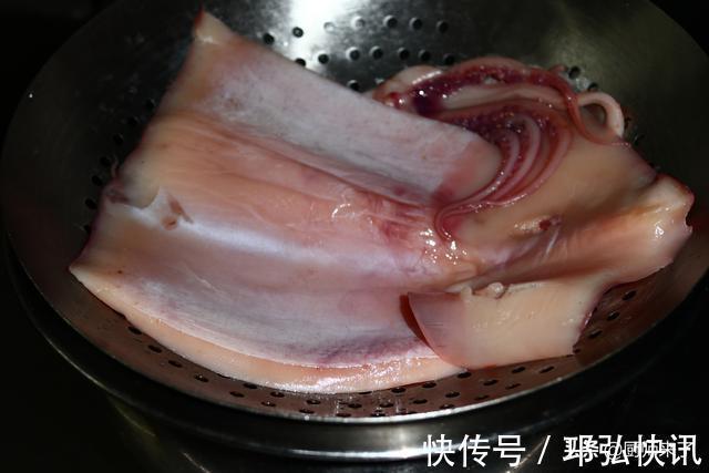 干鱿鱼只用水是泡不软的，厨师来了教你水发鱿鱼，海味干货变海鲜