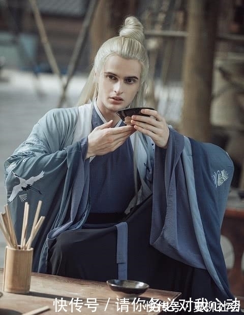 帅哥 外国帅哥因喜欢穿汉服走红,俊美飘逸,网友:感觉哪里怪怪的?