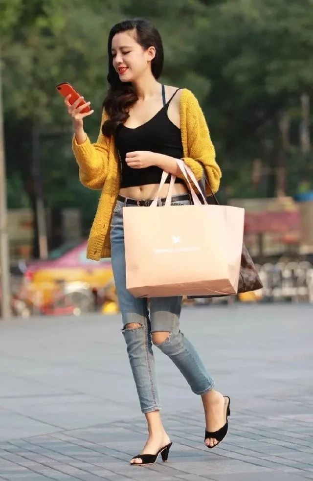 街拍:端庄文雅的气质小姐姐,美感大方给人潇洒自若的感觉