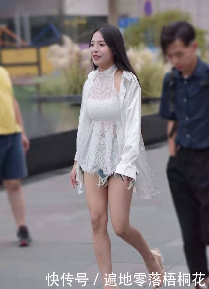 薄纱|蕾丝挂脖短裙外搭白色薄纱外套,有繁有简,非常有女人味