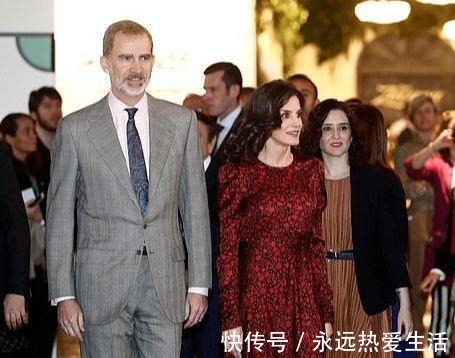 高跟鞋|西班牙王后要把印花连衣裙“带火”,配齐肩卷发,47岁美出新高度!