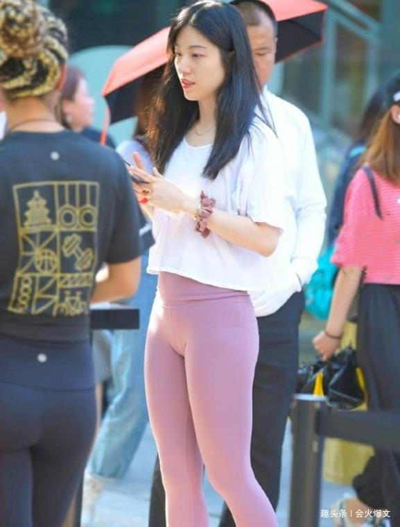 温柔|街拍温柔可人的美女,一件黑色的短袖配黑色短裤,时尚靓丽气质