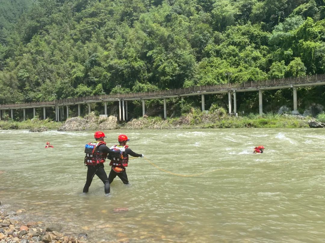 急流救援，练好“水上功”