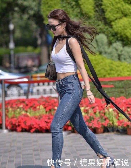 街拍|街拍美女黑色短款皮夹克,搭配高腰的黑色牛仔裤,时尚有个性