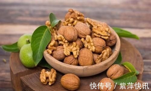 钙质|骨质疏松的“发物”是核桃?想要保护骨骼,医生建议避开1白、2黄