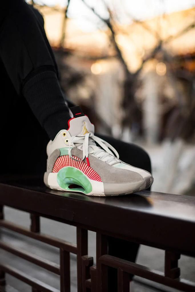 永远滴神！兵马俑 AJ 套装上脚太帅了！冠希刚晒出隐藏玩法！