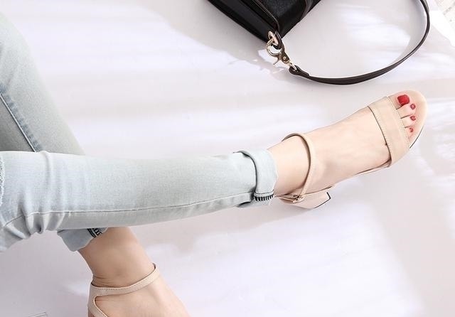 高跟凉鞋 流行一字带高跟凉鞋,百搭有女人味,搭配裙子或裤装有气质显魅力