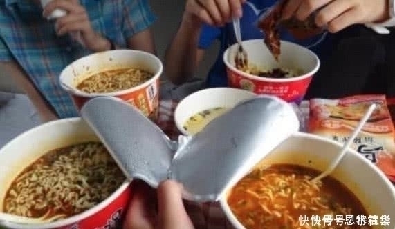 泡面|为啥泡面“一包吃不饱,两包吃不完”看完才发现商家的“猫腻”