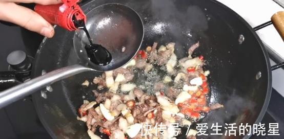 盘子|炒芹菜这样做，平日不吃芹菜的家人也要舔盘子