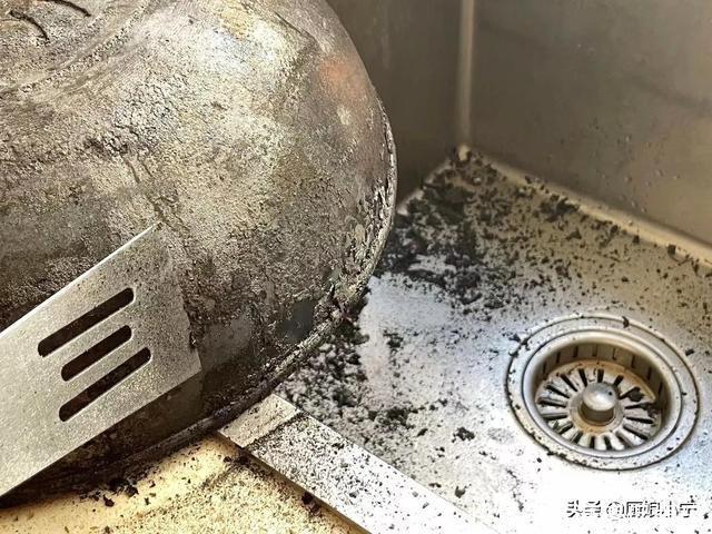 婆婆家锅底油垢太厚,巧媳妇只用1个小妙招,旧锅马上变新锅