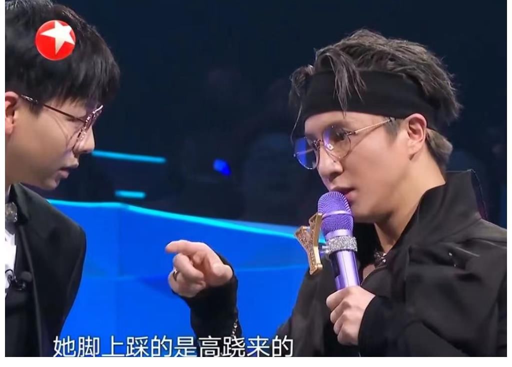 戴佩妮穿恨天高表演,薛之谦调侃她踩高跷,喊话拿出鞋垫让他闭嘴