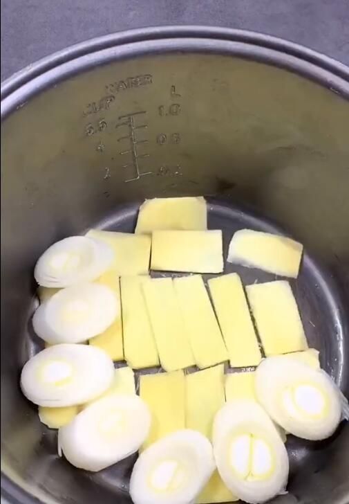 教你用|20年老厨师教你用电饭煲焖鸡,全程不用放一滴水,孩子们都爱吃!