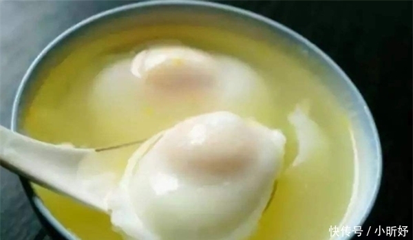 大厨|煮荷包蛋时,直接下锅煮就错了大厨教你1招,鸡蛋不生沫不散花