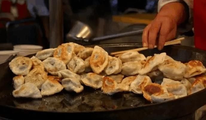 中国夫妻英国卖特色小吃,30元一份,一天卖500份,老外真好吃