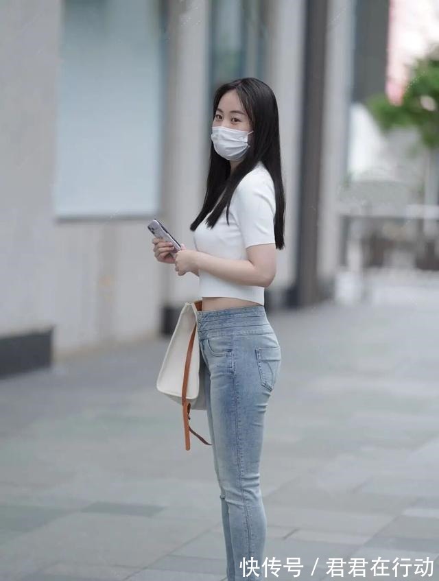 小白鞋 “装嫩”并没有错,同时兼顾款式与颜色,40岁也能穿出少女感!