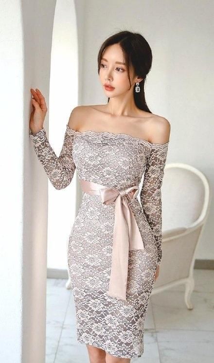 孙允珠身材太养眼，搭露肩蕾丝绣花包臀裙气质优雅，尽显性感锁骨