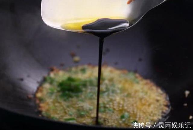 最家常的三种蔬菜炒在一起,不仅营养丰富,而且颜色漂亮。