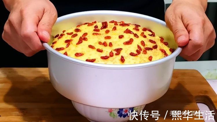 家里有红薯和面粉,就能做发糕,比蛋糕简单好吃,新手一次就成功