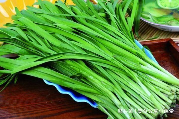 立秋后,遇到此菜别放过,8毛钱一斤,钙是鸡蛋3倍,凉拌最好吃