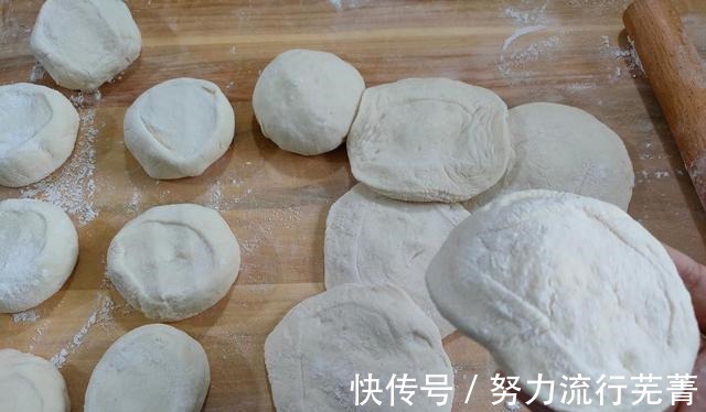 软乎乎|烙糖饼总做不好试试这方法,软乎乎,捏一下还回弹,一次就成功!