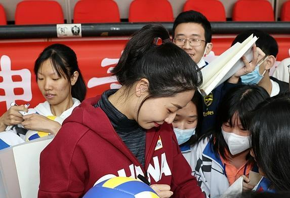 袁靈犀|甜蜜！魏秋月罕見全家福，2歲兒子像爸爸，33歲袁靈犀白發(fā)多搶鏡