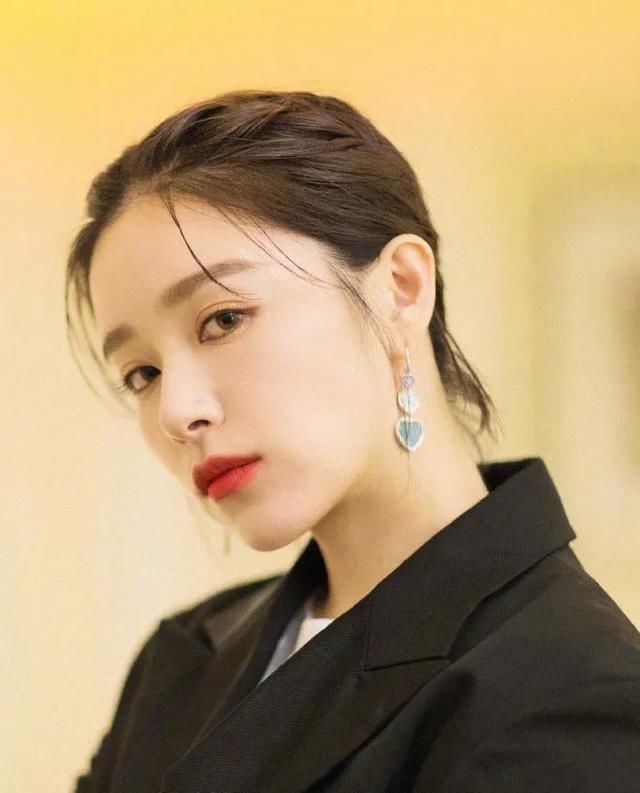 马尾|“高马尾”早已过时了,今年流行的扎发是“这三种”,谁扎都好看!