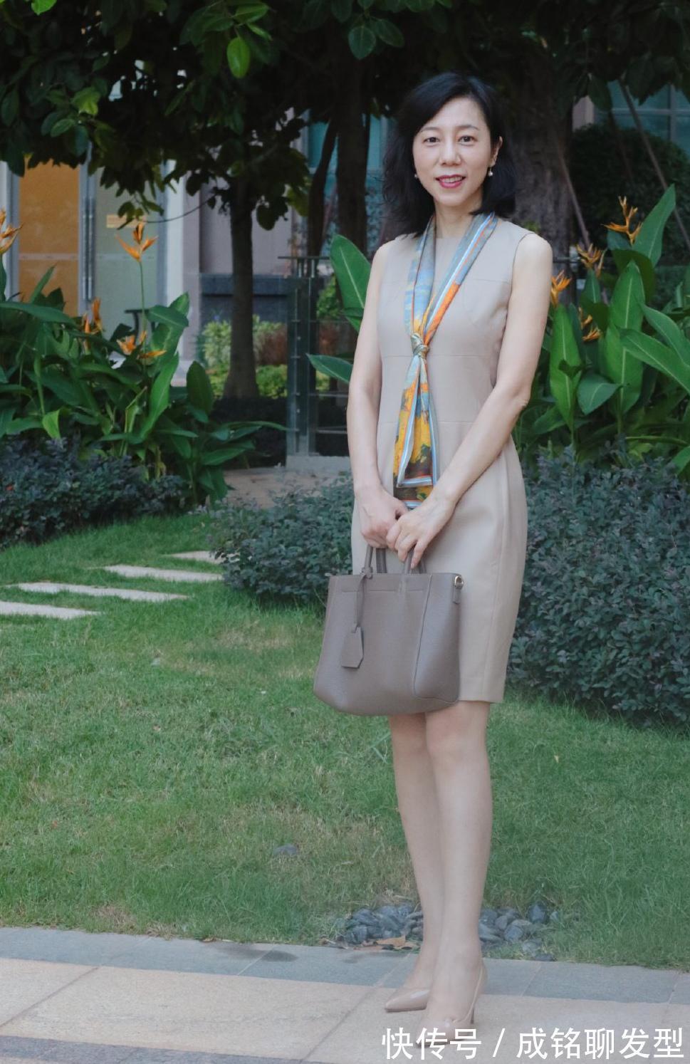 深色|上班族要美得高级,记住“连衣裙+尖头鞋”搭配公式,优雅又得体