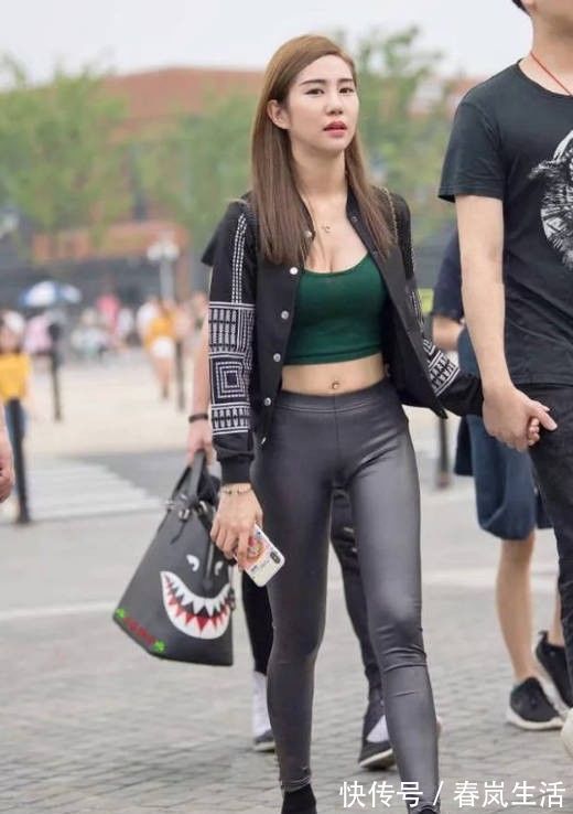 打底裤|街拍丰满身形的紧身打底裤美女,穿着很有街头感