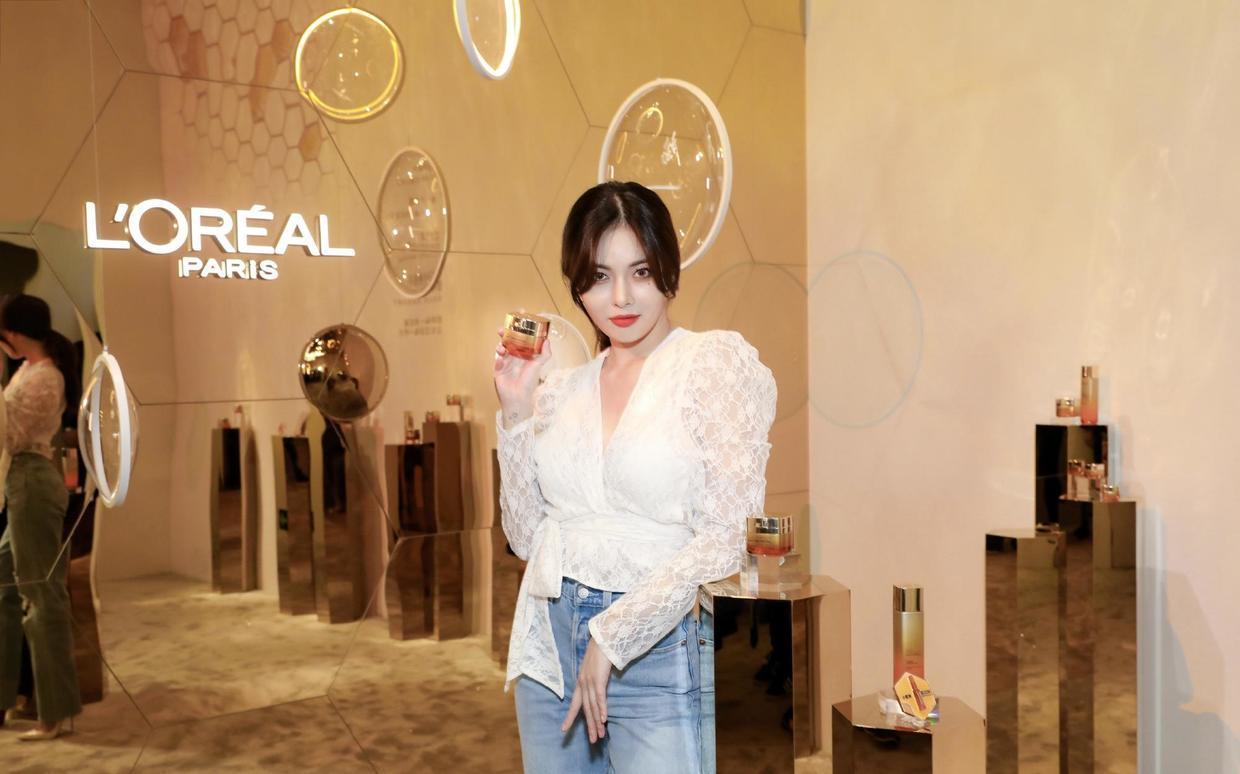 穿搭|泫雅又飒又美,穿白色背心配高腰的牛仔裤,身材比例出众,真吸睛