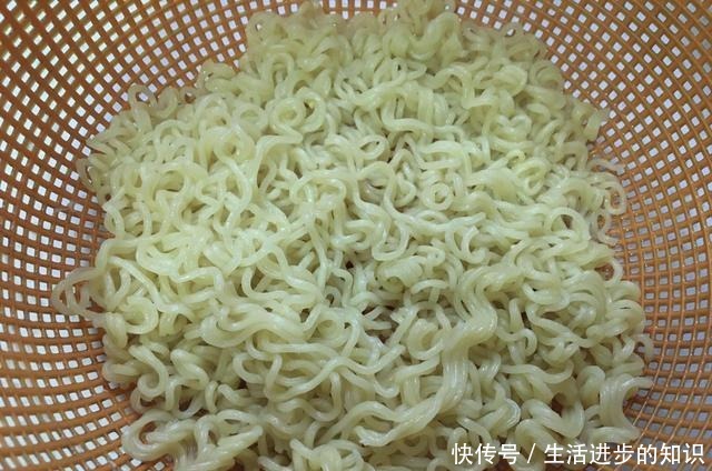 早餐面条这样做,加两鸡蛋平底锅煎一煎五分钟就上桌,解馋还顶饱