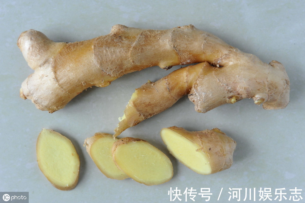 一段时间|睡前用“生姜”涂脚心，一段时间后，不知不觉会收获这6个好处