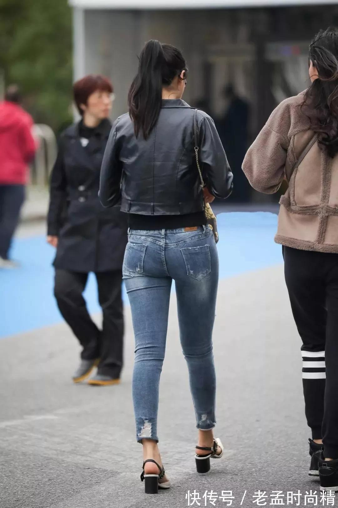 妹子 街拍:眼镜妹子身穿皮衣外套搭配破洞牛仔裤,英姿飒爽,霸气外露