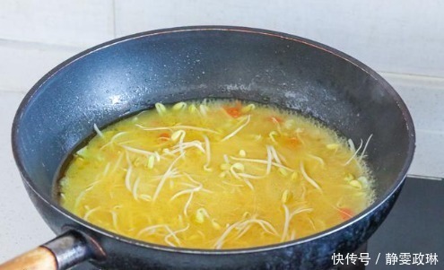 我家饭桌上一年到头都有这道菜,焯个水煮一煮,六七分钟就上桌