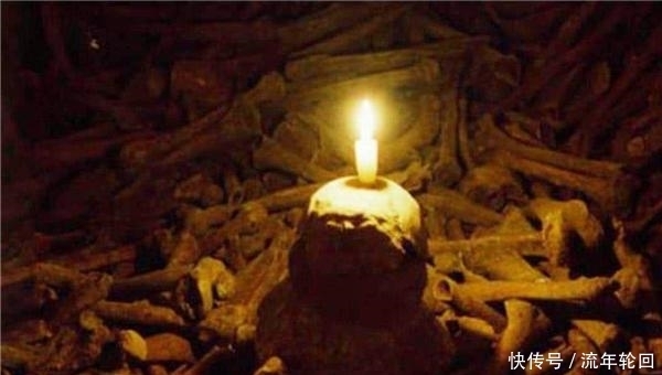 千年古墓被打开,东南角却发现坐着一个盗墓贼,专家:你看那油灯