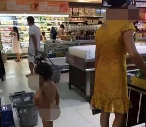相劝|女孩一丝不挂和妈妈逛超市,路人好心相劝,却被怒怼多管闲事