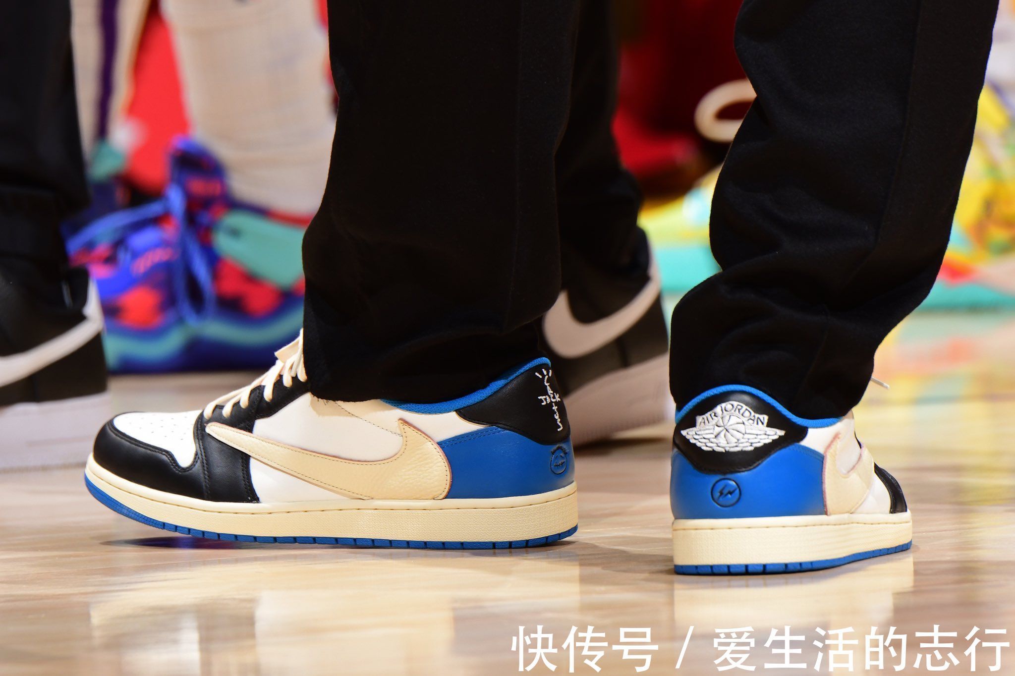 观战|媒体晒詹姆斯到场观战照:穿着联名款Air Jordan 1球鞋