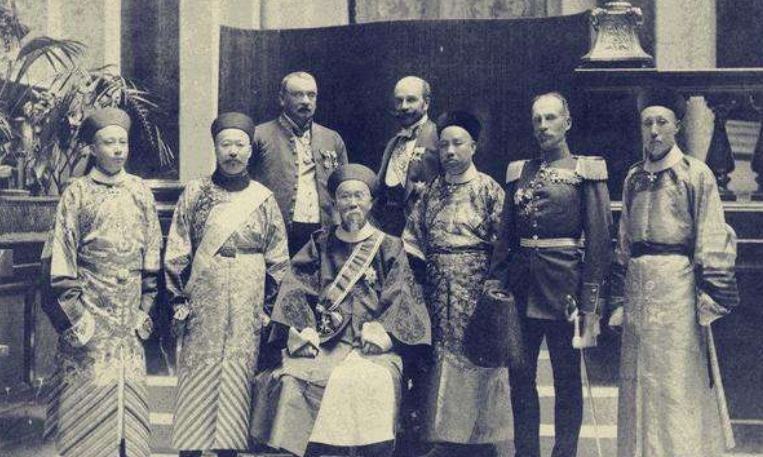 胡雪岩|李鸿章和胡雪岩无仇，他为何在与左宗棠斗争时，先要弄垮胡雪岩？