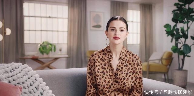 泰迪|赛琳娜美得高调!穿泰迪大衣搭红色连体裤,烫波浪卷发尽显女神范