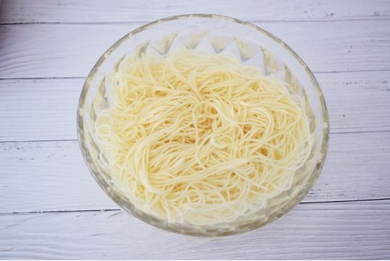 面条别再煮着吃了，配上拌好的辣椒油，不怕你不喜欢