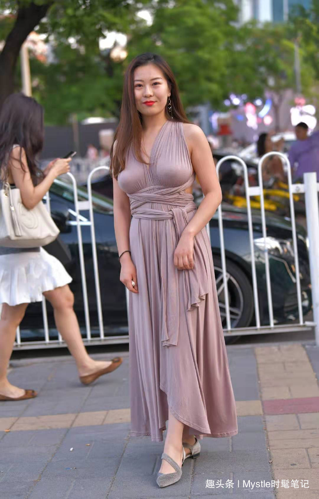 挂脖 秋天这样穿美极了,挂脖连衣裙+平底鞋,显得优雅大气又知性迷人