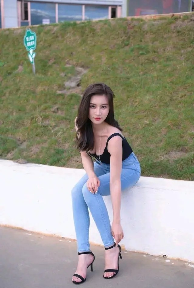 展示|简约的穿搭一样能够展示身材和气质